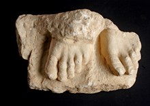 Aphrodisias heykeltraşlık atölyesinde çırak alıştırmak için kullanılan ve aynı kaide üzerinde yer alan iki sol ayak. MS. 1-4. Yüzyıllar arası